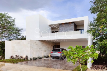 Casa en Venta en la privada Nortemerida con 4 habitaciones y alberca